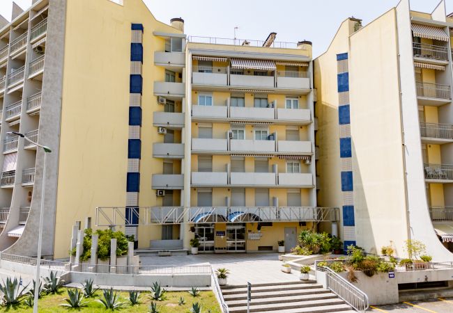  a Porto Santa Margherita - BORA - Apt. su un piano + balcone e 1 camera