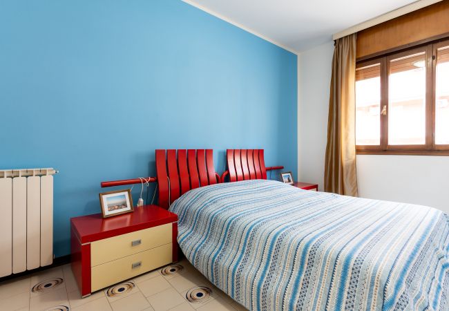 Appartamento a Porto Santa Margherita - CENTRO COMMERCIALE-Apt. su due piani+terrazzo e 2 camere Appartamento a Porto Santa Margherita - CENTRO COMMERCIALE-Apt. su due piani+terrazzo e 2 camere