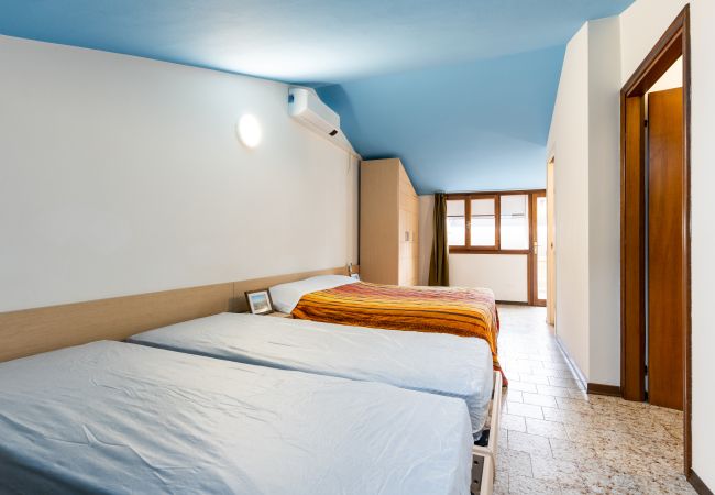 Appartamento a Porto Santa Margherita - CENTRO COMMERCIALE-Apt. su due piani+terrazzo e 2 camere Appartamento a Porto Santa Margherita - CENTRO COMMERCIALE-Apt. su due piani+terrazzo e 2 camere