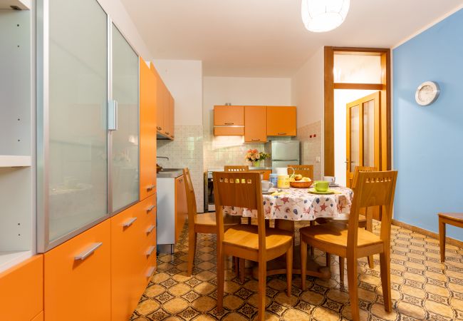 Appartamento a Porto Santa Margherita - CENTRO COMMERCIALE-Apt. su due piani+terrazzo e 2 camere Appartamento a Porto Santa Margherita - CENTRO COMMERCIALE-Apt. su due piani+terrazzo e 2 camere