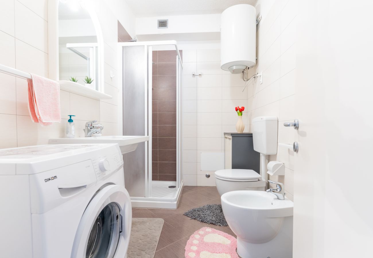 Apartment in Porto Santa Margherita - HOLIDAY - One-bedroom apt. on a floor (renewed) + balcony Apartment in Porto Santa Margherita - HOLIDAY - One-bedroom apt. on a floor (renewed) + balcony